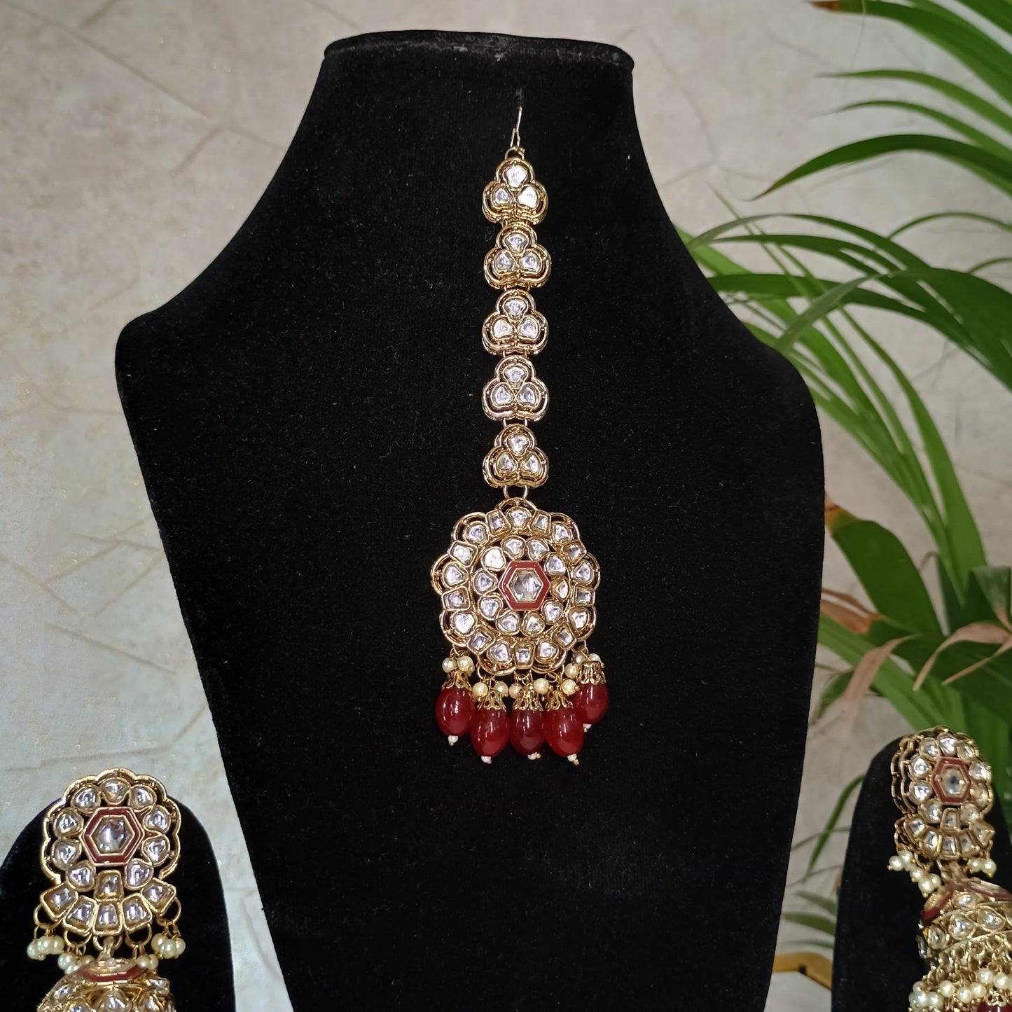 Elegant Kundan Red Stone Jewellery Set with Maangtika