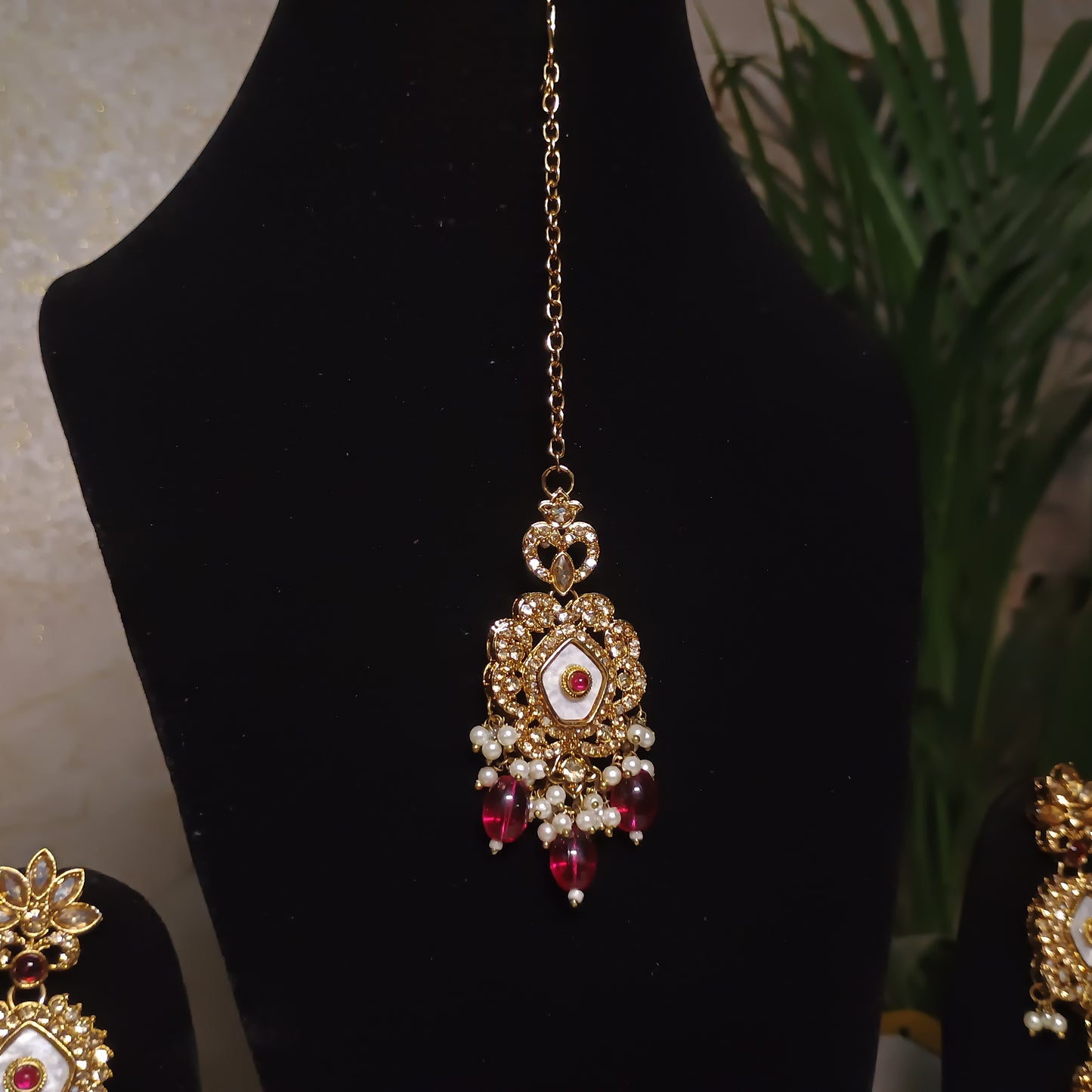 Elegant Jewellery Set with Maangtika