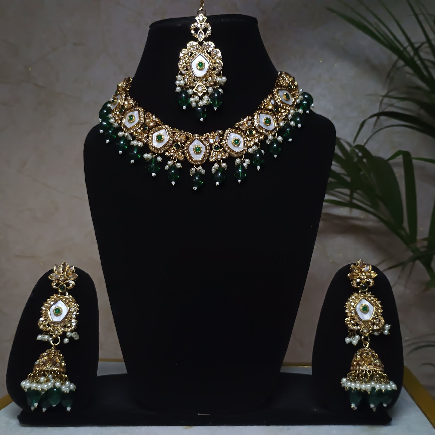 Elegant Jewellery Set with Maangtika